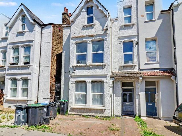 Flat for sale in London Borough of Croydon, South Norwood