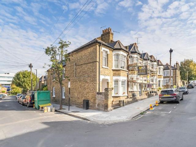 Flat for sale in Wandsworth, Greater London