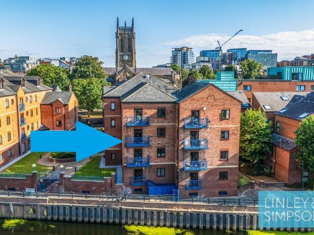 Flat for sale in West Yorkshire