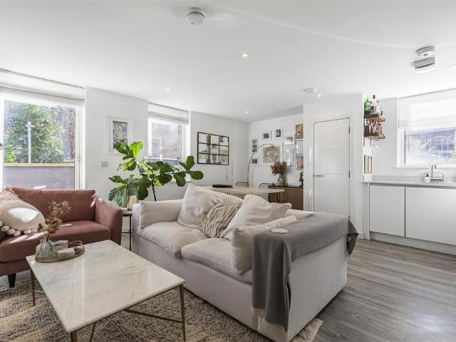 Flat for sale in Southfields, Greater London