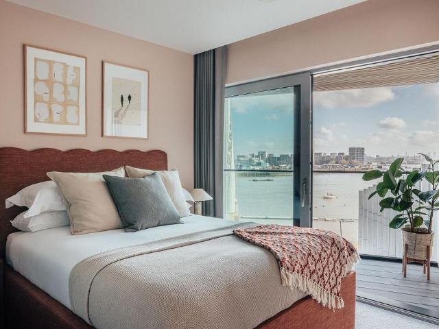 Flat for sale in Greenwich Peninsula, Greater London