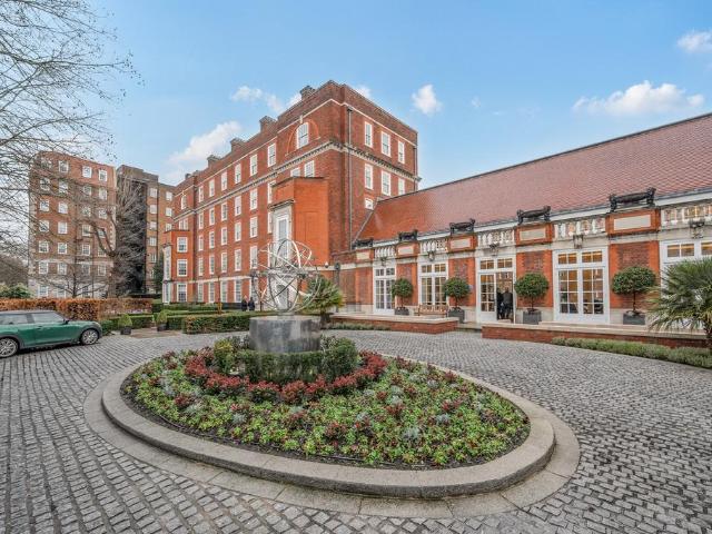 Flat for sale in Kensington, Greater London