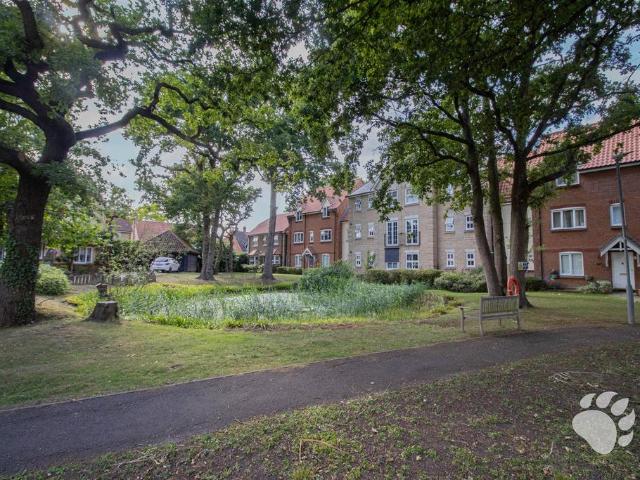 Flat for sale in Noak Hill, Noak Bridge