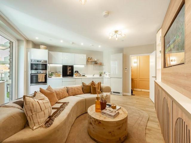 Flat for sale in London Borough of Ealing, Greater London