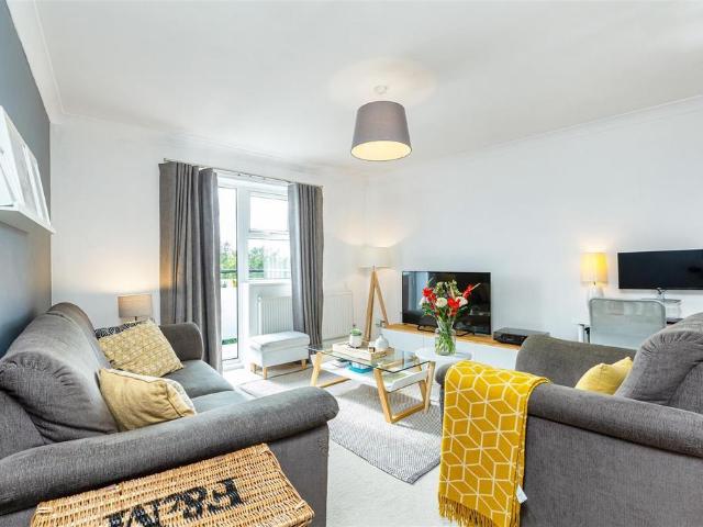 Flat for sale in North Sheen, Greater London