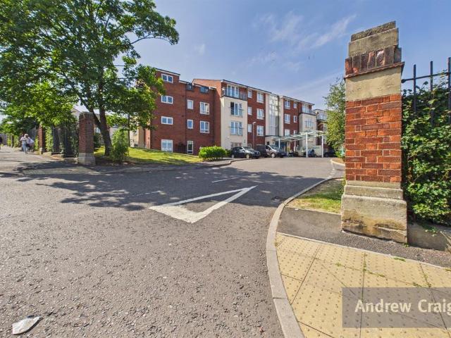 Flat for sale in Ford Estate, Tyne And Wear
