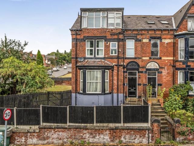 Flat for sale in Harehills, West Yorkshire