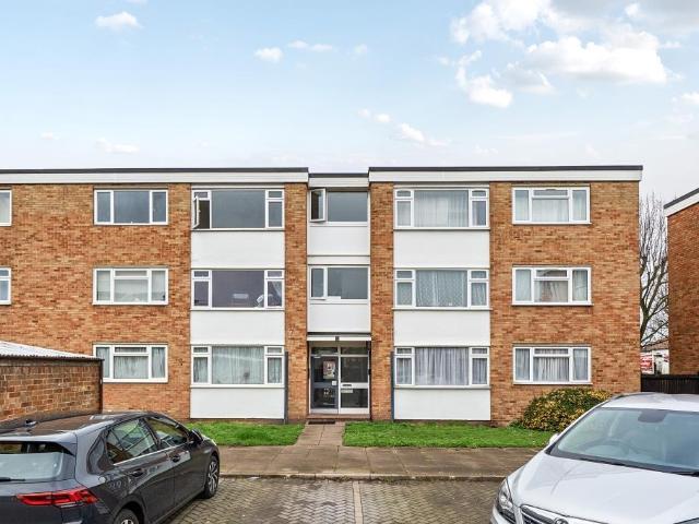 Flat for sale in Tolworth, Greater London
