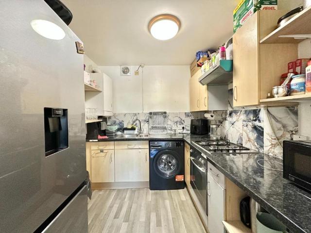 Flat for sale in Yeading, Greater London