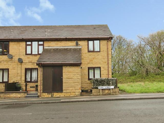 Flat for sale in Farsley, West Yorkshire