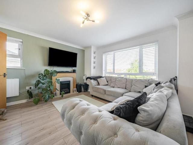 Flat for sale in Thamesmead, Greater London