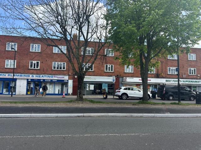 Flat for sale in London Borough of Ealing, Greenford