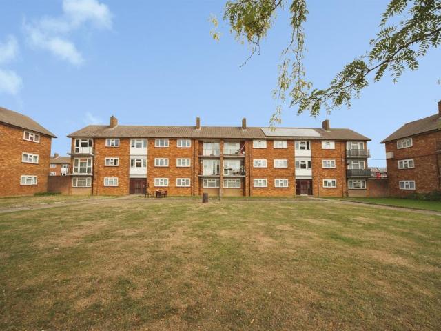 Flat for sale in Farley Hill, Luton