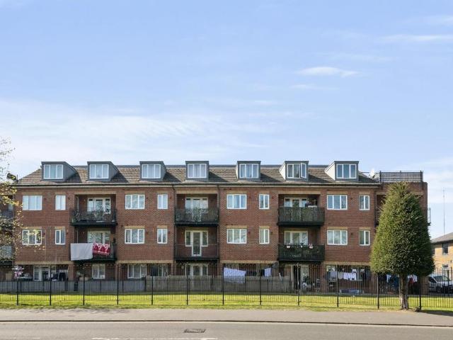 Flat for sale in London Borough of Hounslow, Greater London