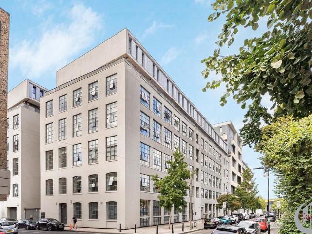 Flat for sale in South Hackney, Greater London