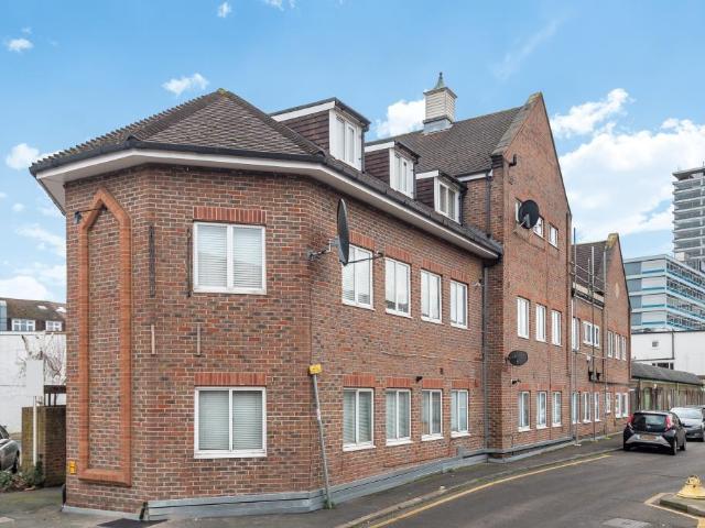 Flat for sale in Tolworth, Greater London
