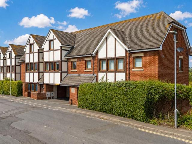 Flat for sale in Bohemia, Guestling Green