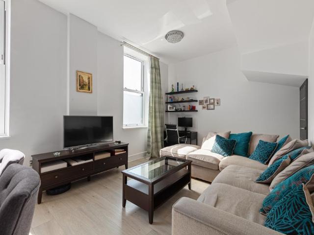 Flat for sale in East Greenwich, Greater London