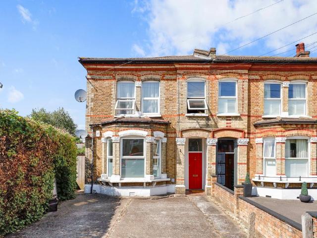 Flat for sale in Balham, Greater London