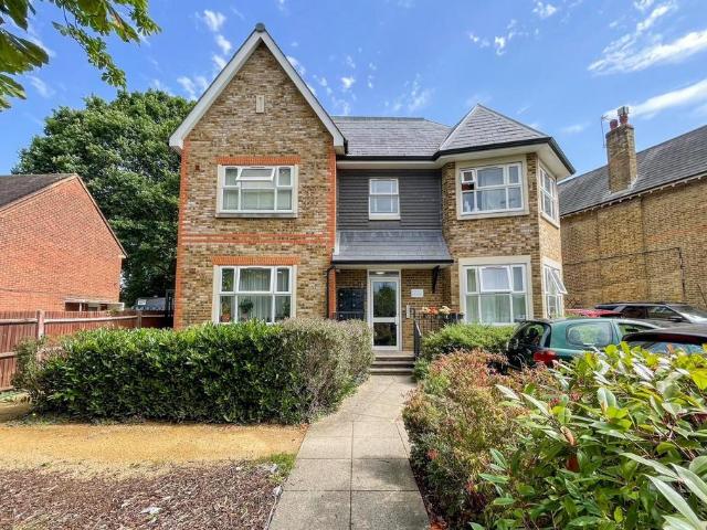 Flat for sale in London Borough of Hounslow, Feltham