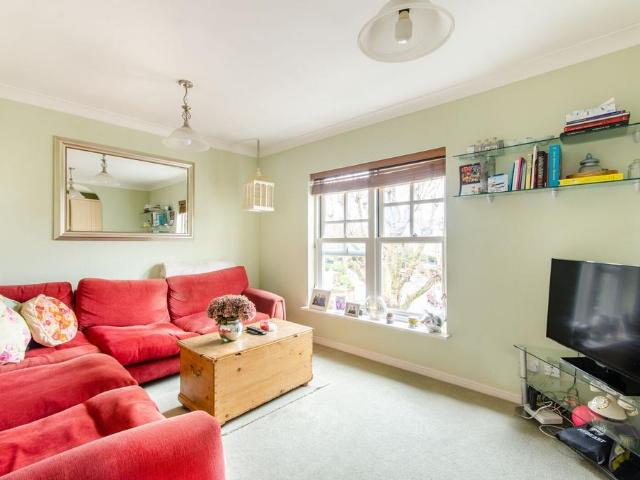 Flat for sale in Queen's Park, Greater London