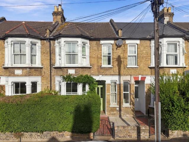 Flat for sale in London Borough of Waltham Forest, Greater London