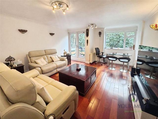 Flat for sale in Surbiton, Greater London