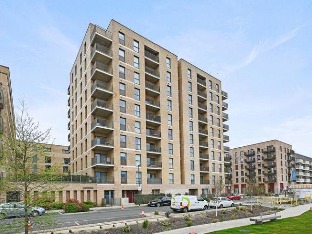 Flat for sale in Harrow Weald, Greater London