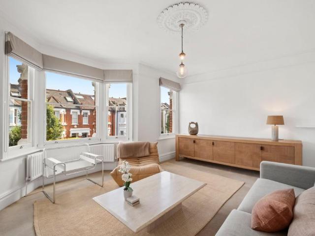 Flat for sale in Fulham, Greater London