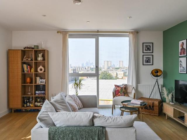 Flat for sale in Old Ford, Bow