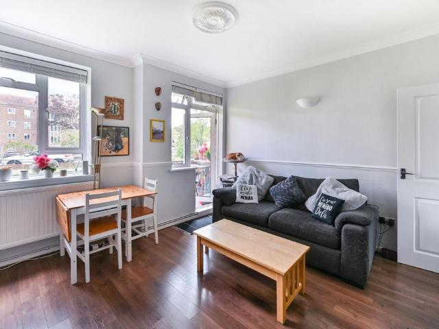 Flat for sale in Dulwich, Greater London