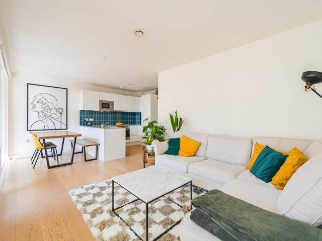 Flat for sale in Isle Of Dogs, Isle Of Man