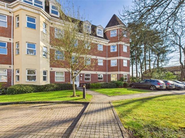 Flat for sale in Heol-las, Surrey
