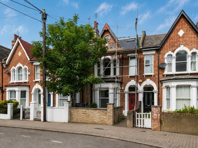 Flat for sale in Earlsfield, Greater London