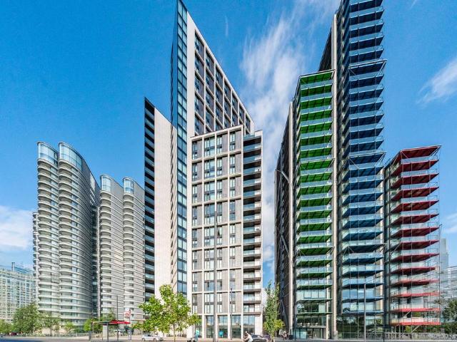 Flat for sale in Vauxhall, Greater London