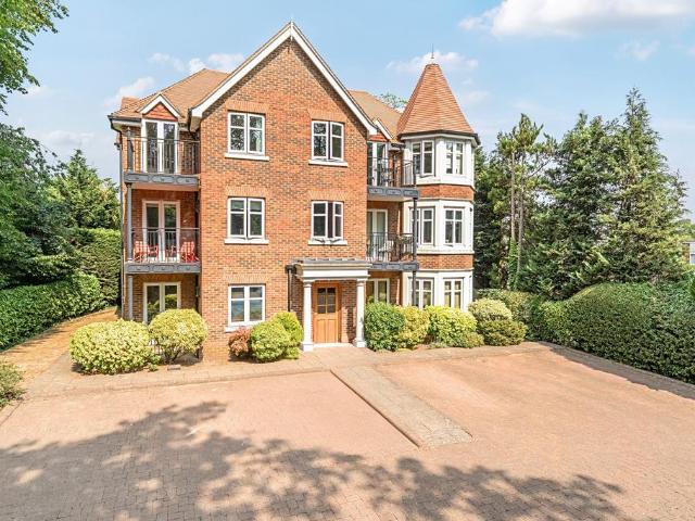 Flat for sale in Sheerwater, Woking