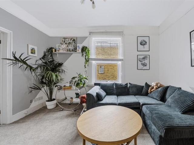 Flat for sale in London Borough of Wandsworth, Greater London