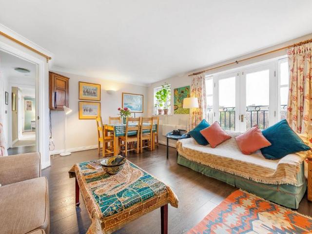 Flat for sale in Stockwell, Greater London