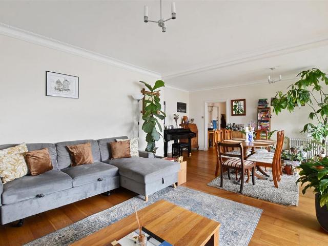 Flat for sale in Belsize Park, Greater London