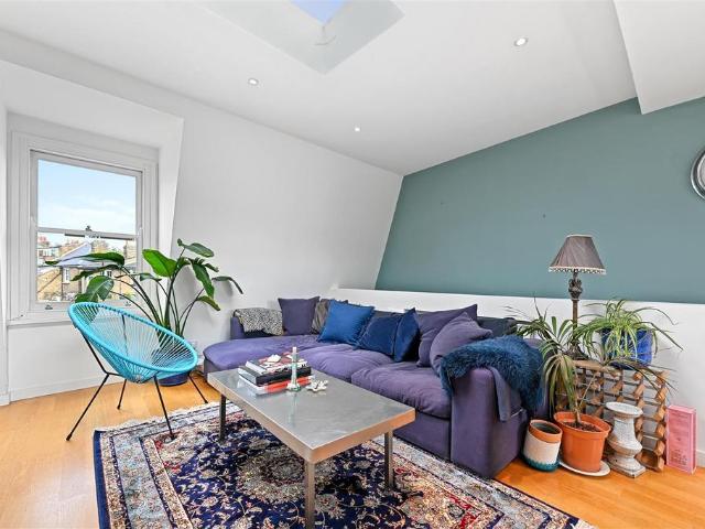 Flat for sale in Shepherd's Bush, Greater London