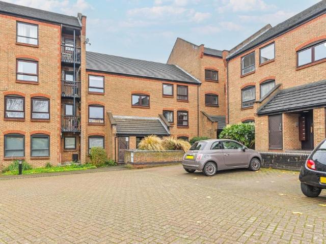 Flat for sale in Isle Of Dogs, Greater London