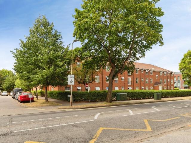 Flat for sale in Fretherne, Hertfordshire