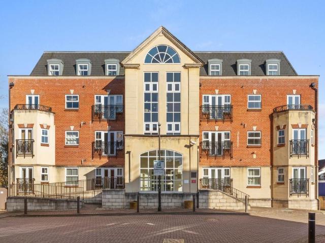 Flat for sale in Beaconsfield, Knotty Green