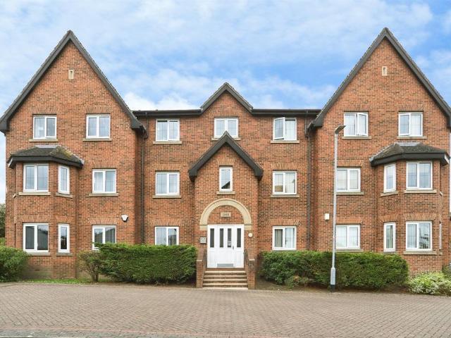 Flat for sale in Farsley, West Yorkshire
