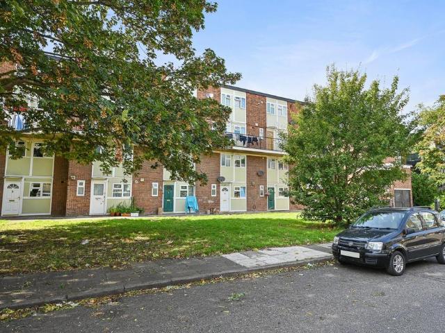 Flat for sale in London Borough of Ealing, Greenford