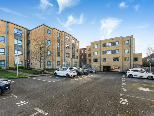 Flat for sale in Chingford, Greater London