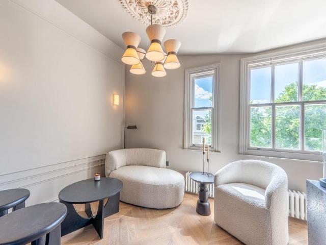 Flat for sale in North Kensington, Greater London