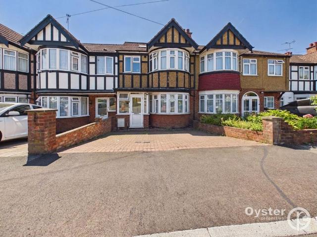 Flat for sale in Lane, Greater London