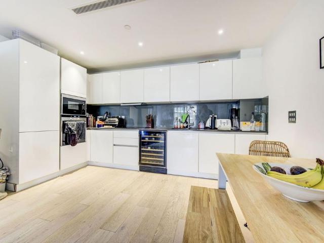 Flat for sale in Fulham, Greater London