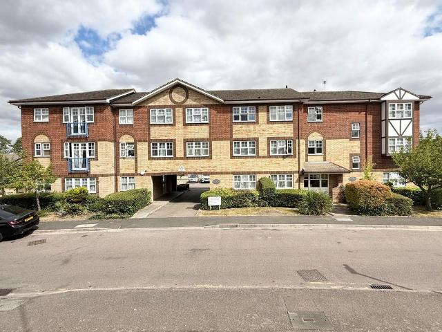 Flat for sale in Spring Park, Luton
